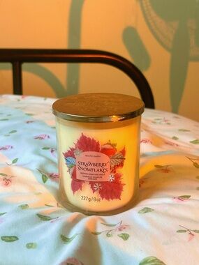 White Barn SEASONAL Bath & Body Works Strawberry Snowflakes Candle 1 Wick